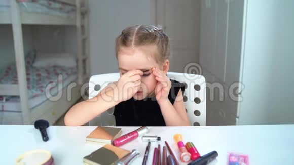 在家化妆的小女孩美容博客画眉毛视频的预览图