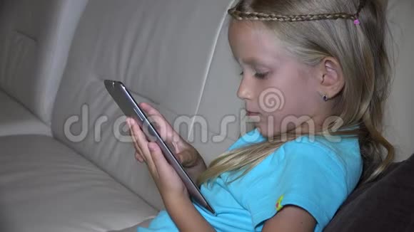 4K小子玩平板电脑教练上的儿童计算女孩上网室内视频的预览图