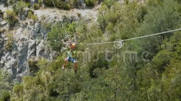 山脉中的拉链线岩石之间的电缆穿越费拉塔的高空滑索视频的预览图