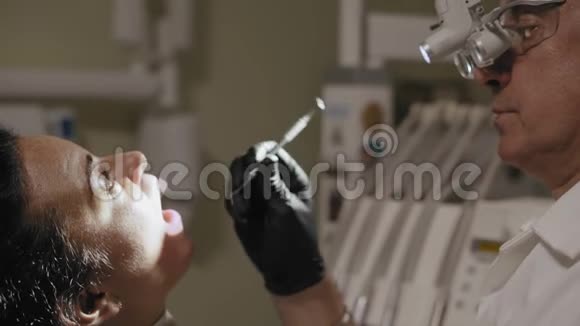 牙科医生牙齿至美丽女性工具特写视频的预览图