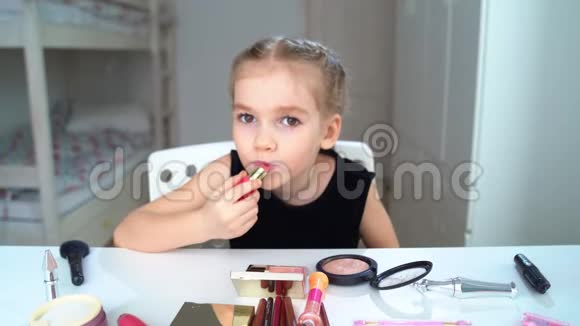 小女孩自己在家化妆美容博客口红视频的预览图