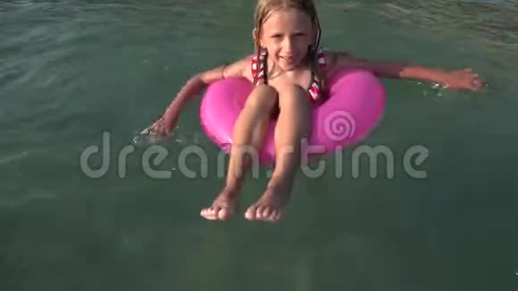 儿童在海水中游泳儿童在海滩女孩享受暑假视频的预览图