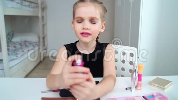 在家化妆的小女孩美容博客滋润脸部视频的预览图