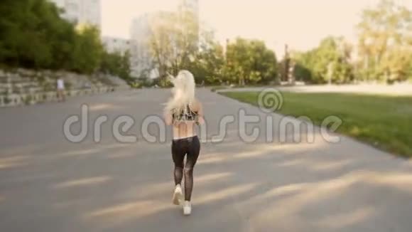 运动金发女人跑步女跑步者慢跑户外健身视频的预览图