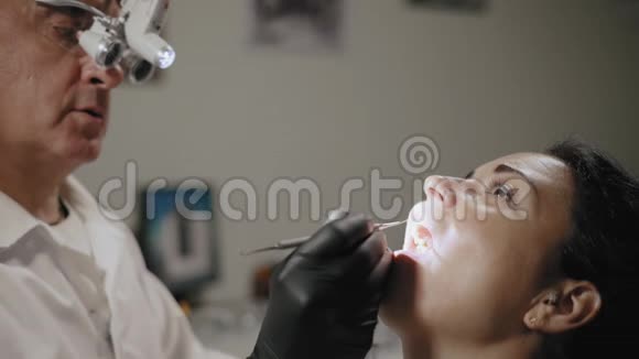 牙医给一个有工具帮助的美丽女人贴上封条视频的预览图