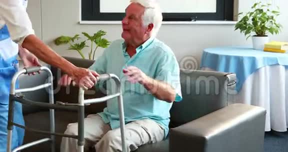 护士帮助退休男子与沃克视频的预览图