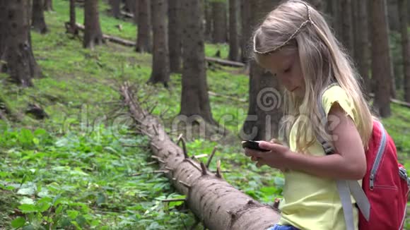 儿童在户外露营儿童使用平板电脑森林中的迷失女孩视频的预览图