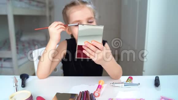 小女孩自己在家化妆美女博主戴眼线视频的预览图