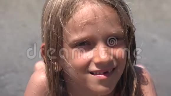 海滩上的4K孩子海上嬉戏的快乐儿童肖像海岸线上的儿童微笑欢笑的小女孩视频的预览图