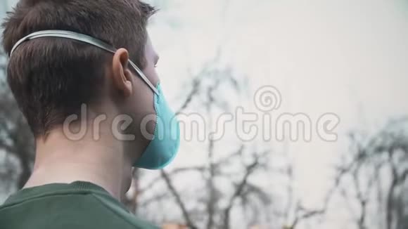 外面戴医用口罩的年轻人预防冠状病毒视频的预览图