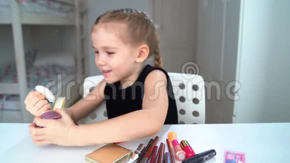 小女孩自己在家化妆美女博客粉了她的脸视频的预览图