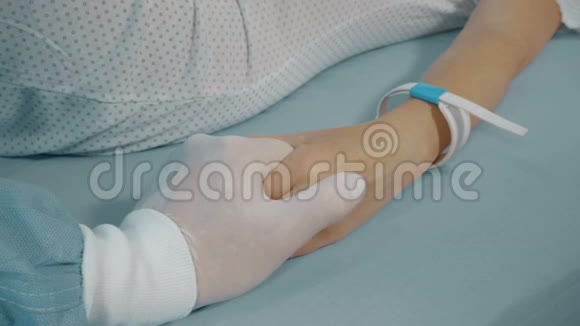 手术台上的女人准备做医疗手术视频的预览图