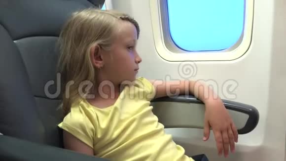 4K小子乘飞机旅行儿童乘飞机度假时的进攻思维视频的预览图