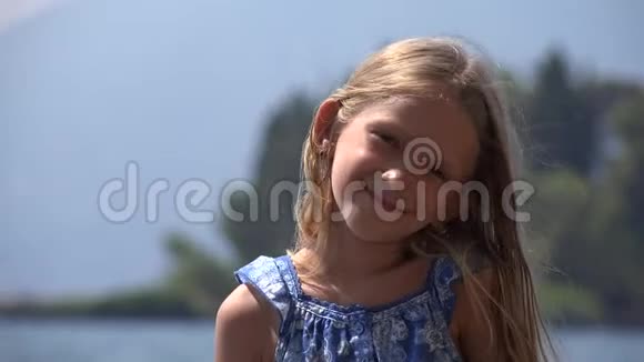 4K小子肖像快乐小女孩在海滩上的镜头在海滨的孩子视频的预览图
