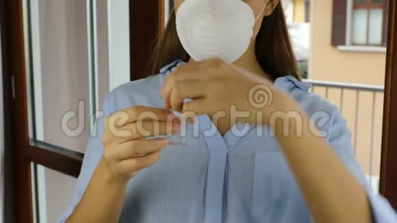 COVID19大流行冠状病毒面罩女士双手特写护士洗手液凝胶分配器冠状病毒2019nCOV视频的预览图