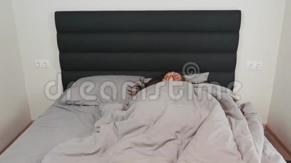 男女睡在灰色的床上快乐的成年夫妇躺在卧室里拥抱白人女人和男人睡觉视频的预览图