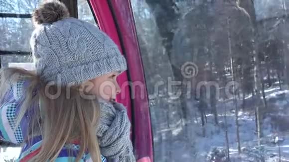 冬季滑雪缆车中的儿童缆车中的儿童阿尔卑斯山的山景视频的预览图