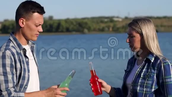 小湖背景上的几瓶酒精或软饮料视频的预览图