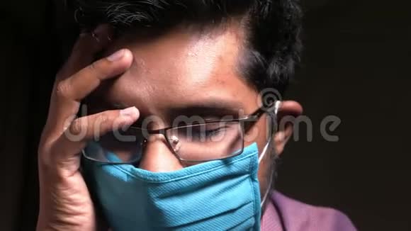 一个戴着防毒面具的悲伤男人视频的预览图