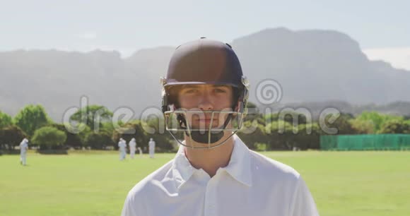 板球运动员对着镜头微笑视频的预览图