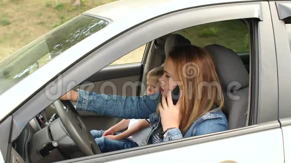 女人一边打电话一边对车里的孩子大喊大叫视频的预览图