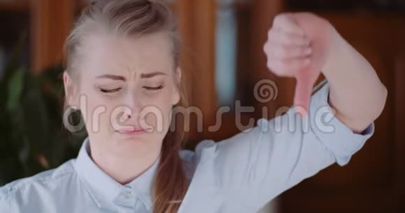 悲伤的女人展示不愉快的手势视频的预览图