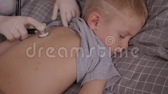 医生用听诊器给一个小男孩检查水痘视频的预览图