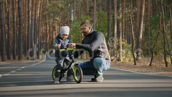 爸爸教小儿子骑平衡自行车视频的预览图