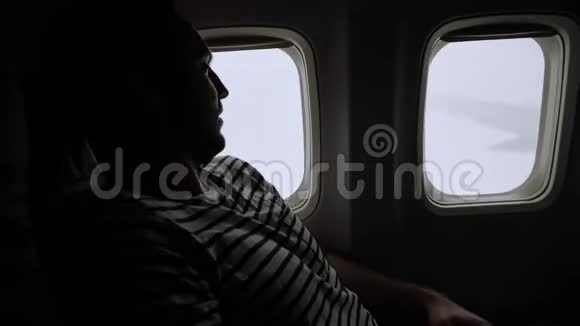 在飞行中被气流吓坏的人视频的预览图
