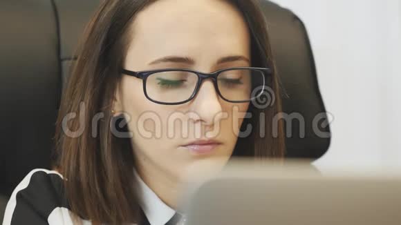 女商人看着电脑屏幕在笔记本电脑上工作的美女脸的特写镜头女老板看洛杉矶视频的预览图