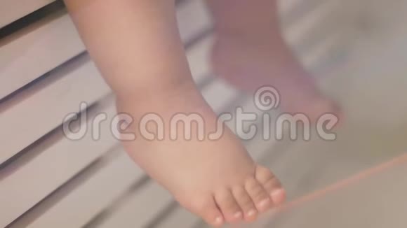 光着脚的女婴视频的预览图
