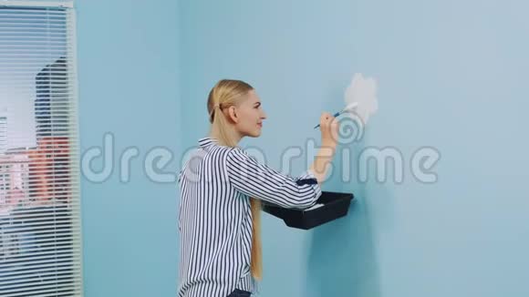 中镜头女性在办公室的墙上画花视频的预览图
