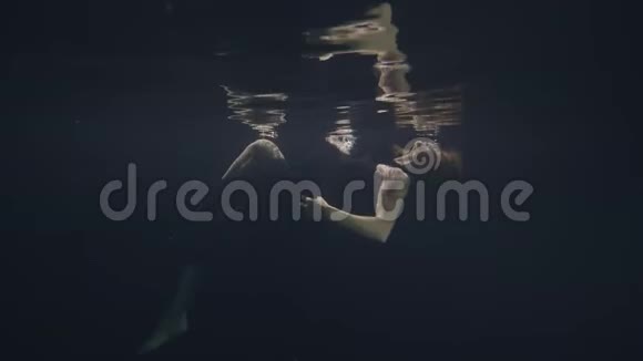 穿着黑色衣服的年轻女子在游泳池边拍摄视频视频的预览图