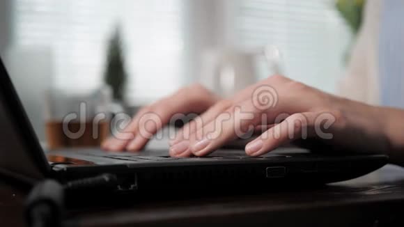 女性手在笔记本电脑键盘上打字打断右手举起杯子用茶放下杯子工作简历社会视频的预览图