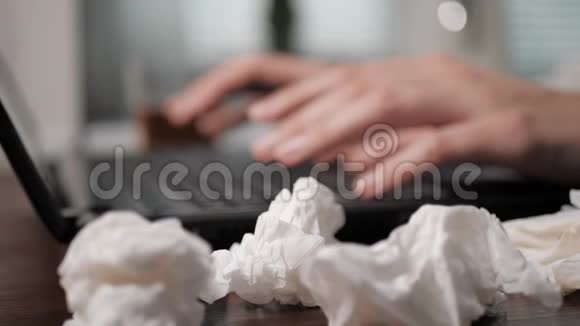 女性的手在键盘上打字旁边是脏纸手帕感冒流感鼻塞病人在工作或视频的预览图