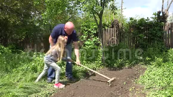 4个农民孩子帮助她的父亲在院子里种植园艺男人和女孩视频的预览图