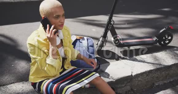 在街上打电话的混血女人视频的预览图