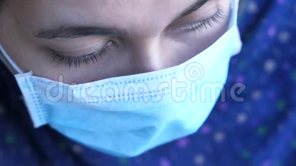 室内医用面罩的年轻女子视频的预览图