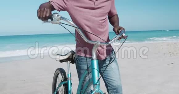 前景老人在海滩上骑自行车视频的预览图
