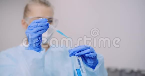 医生小心地把药从吸管滴到样品玻璃管中以便在实验室进行DNA分析视频的预览图