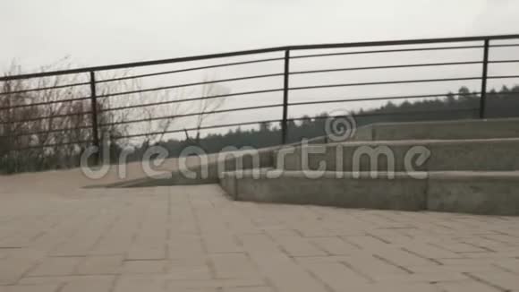 在公园里女性的腿在桥上慢跑女人脚在户外的桥上奔跑运动和跑步概念视频的预览图