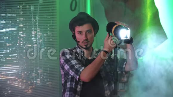 拍摄者在使用菲涅耳灯时看相机视频的预览图