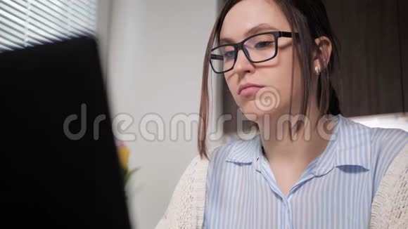 女孩吹鼻子漂亮的女人在手提电脑上工作打电话用手帕打鼻子脏兮兮的视频的预览图