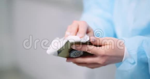 女人用消毒擦拭消毒手机视频的预览图