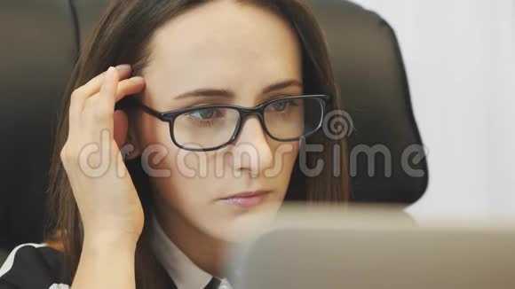 办公室里专注于笔记本电脑工作的女性肖像女商人在笔记本电脑显示器上的特写镜头自信的女性视频的预览图