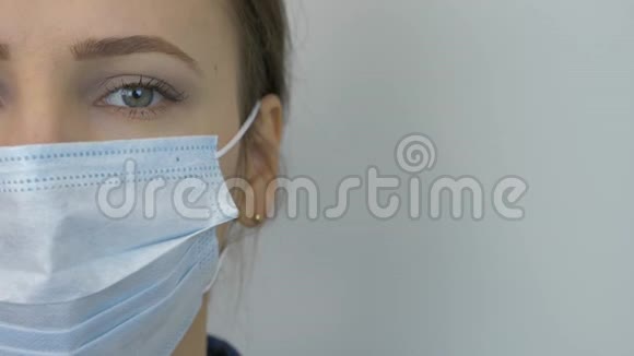 对Covid19冠状病毒的大流行保护戴防护医用面罩的年轻女性肖像白人女性穿着视频的预览图
