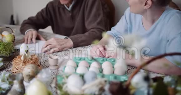 复活节快乐祖父和孙女写复活节卡片与问候视频的预览图