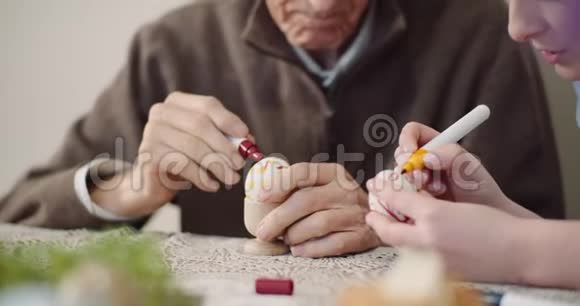 年长的男人和女人在画鸡蛋视频的预览图