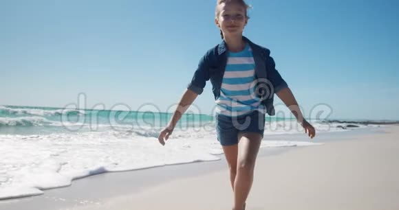 前景女孩在海滩上奔跑视频的预览图
