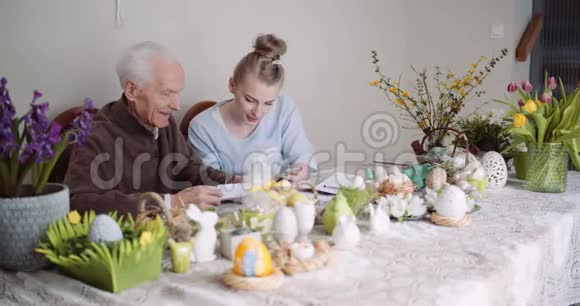 复活节假期女人和老人在复活节假期在一起视频的预览图